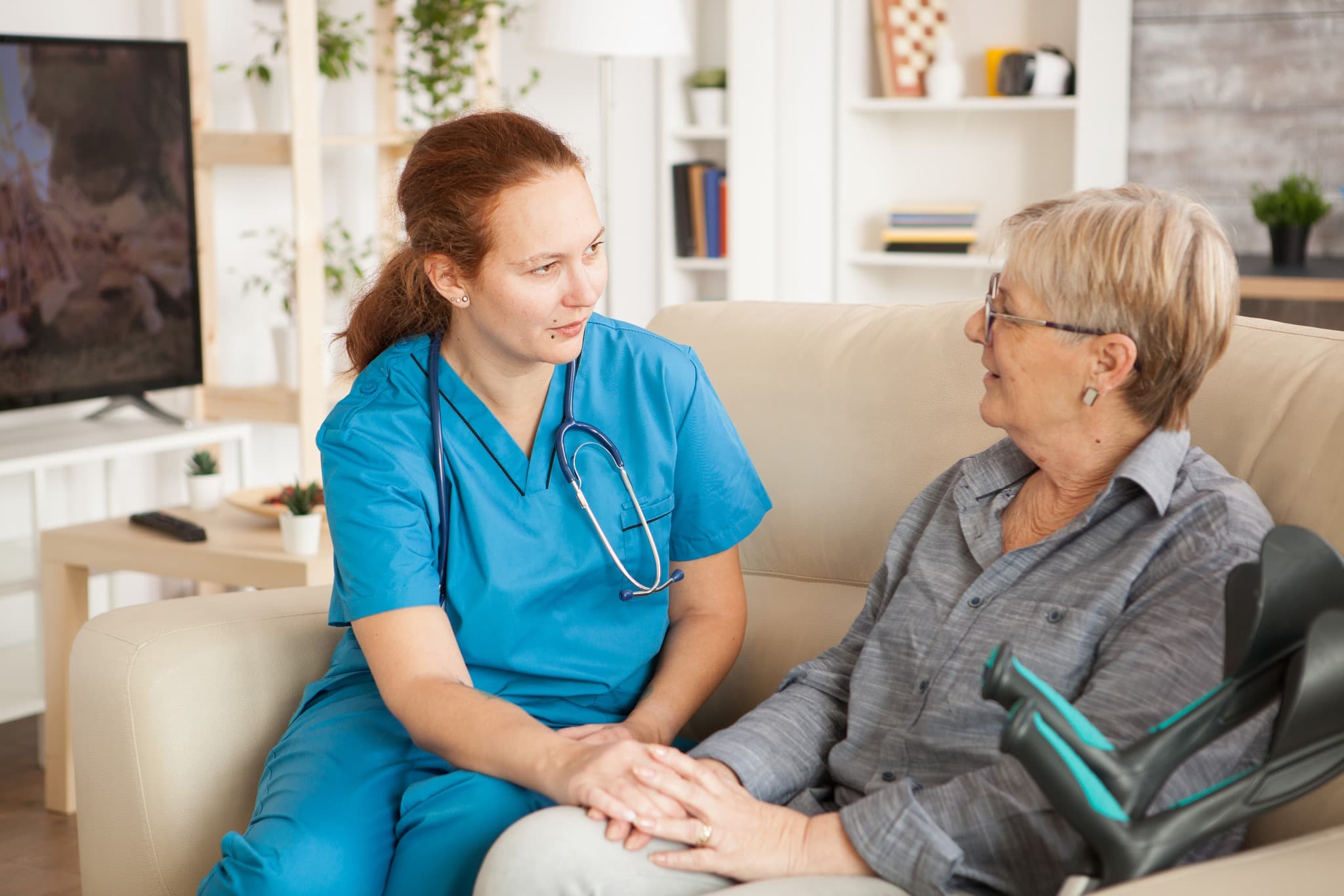 Aspire nurse providing compassionate care to an elderly client at home